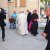 Papa Francesco accolto da una volontaria del centro di Accoglienza Padre Nostro