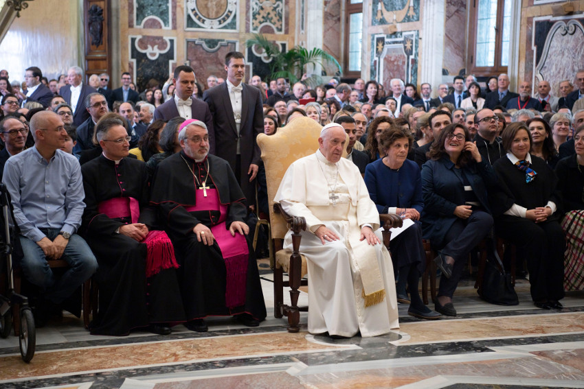 Foto ricordo dell'intera comunità museale dell'AMEI con Papa Francesco