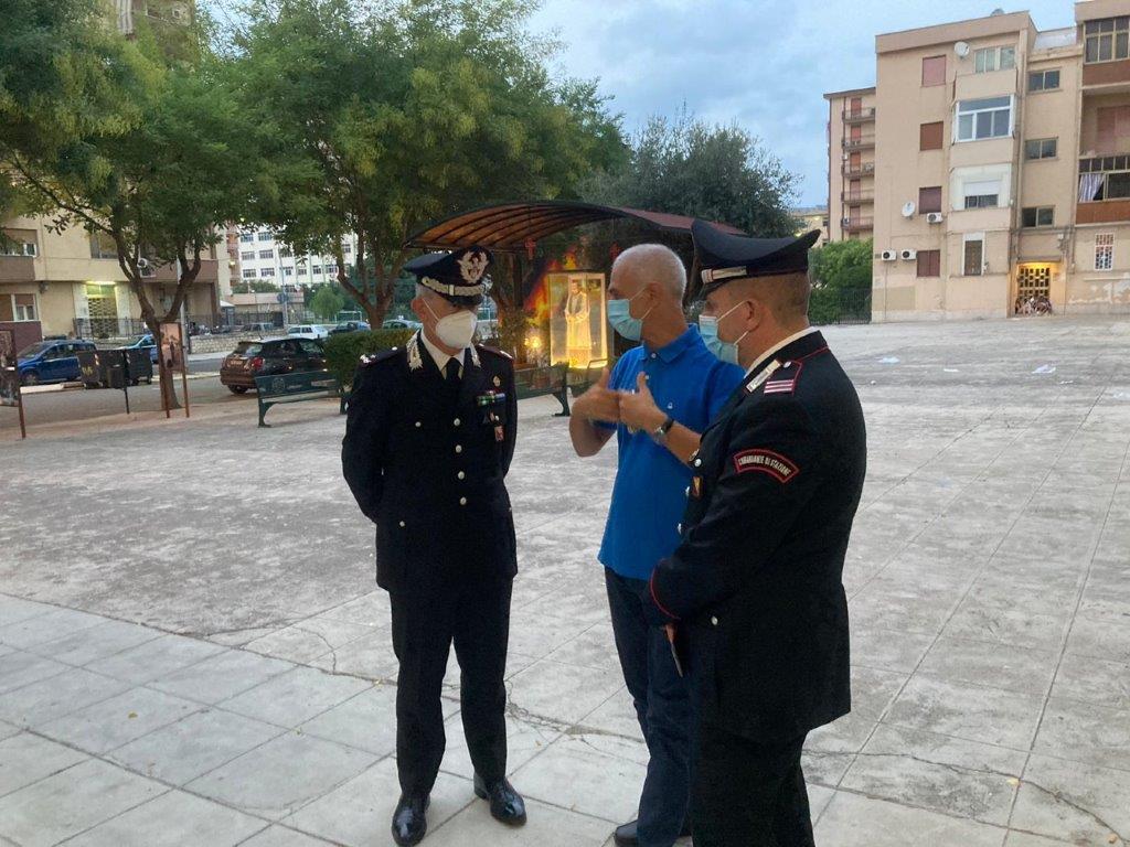 Il Comandante CC Palermo Giuseppe De Liso, il Maresciallo della Stazione CC Brancaccio Salvatore Coscione e Maurizio Artale